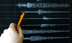 Un technicien pointe un graphique après un tremblement de terre