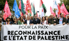 Manifestation pour la reconnaissance d'un Etat palestinien avec en tête de cortège la secrétaire nationale des Ecologistes Marine Tondelier, le secrétaire national du PCF Fabien Roussel et le premier secrétaire du PS Olivier Faure, à Paris le 21 septembre 2025 ( AFP / Bertrand GUAY )