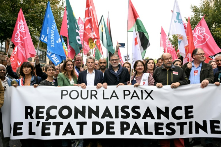 Manifestation pour la reconnaissance d'un Etat palestinien avec en tête de cortège la secrétaire nationale des Ecologistes Marine Tondelier, le secrétaire national du PCF Fabien Roussel et le premier secrétaire du PS Olivier Faure, à Paris le 21 septembre 2025 ( AFP / Bertrand GUAY )