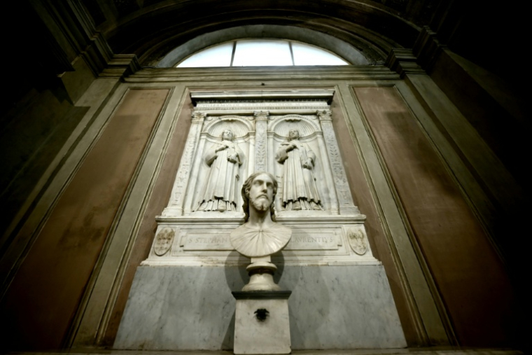 Un buste en marbre exposé à la basilique Sant'Agnese après que celui-ci a été identifié comme une œuvre de Michel-Angel grâce à la découverte d'archives inédites, le 4 mars 2026 à Rome ( AFP / Filippo MONTEFORTE )