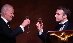 La visite du président Macron aux États-Unis masque les tensions sur le front économique, après l'annonce par Joe Biden des mesures de soutien à la lutte contre l'inflation, jugées protectionnistes, d'un montant cumulé de 400 milliards de dollars. (© AFP)