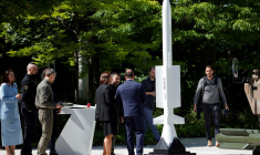 Volodymyr Zelensky et Sébastien Lecornu examinent un missile Aster B1 à Paris, le 7 juin 2024. ( AFP / GEOFFROY VAN DER HASSELT )