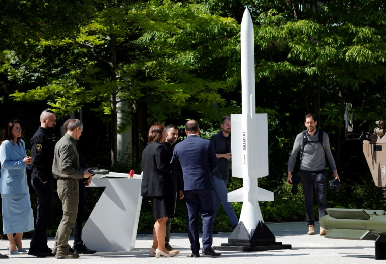 Volodymyr Zelensky et Sébastien Lecornu examinent un missile Aster B1 à Paris, le 7 juin 2024. ( AFP / GEOFFROY VAN DER HASSELT )