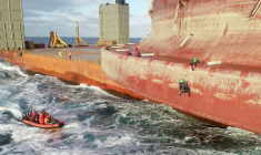 Des militants de Greenpeace montent à bord d'un navire de production pétrolière de Shell dans l'océan Atlantique