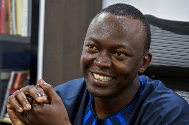 (Photo archives) L'ancien Premier ministre tchadien Succès Masra, figure de l'opposition, lors d'une conférence de presse à sa résidence à N'Djamena, le 8 mai 2024, au surlendemain de l'élection présidentielle ( AFP / Issouf SANOGO )