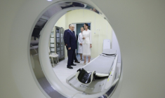 Photo de l'agence russe Sputnik montrant Vladimir Poutine en visite dans un hôpital dans les îles Kouriles, disputées avec le Japon, le 13 aout 2026 ( POOL / Gavriil Grigorov )