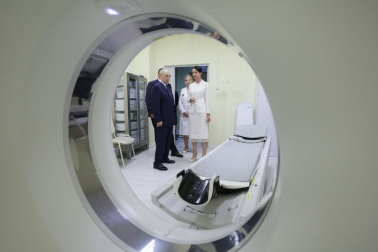 Photo de l'agence russe Sputnik montrant Vladimir Poutine en visite dans un hôpital dans les îles Kouriles, disputées avec le Japon, le 13 aout 2026 ( POOL / Gavriil Grigorov )