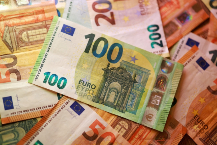 L'illustration montre des billets en euros.