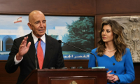 Les émissaires américains Tom Barrack (g) et Morgan Ortagus (d), lors d'une déclaration à l'issue d'une réunion avec le président libanais au palais présidentiel de Baabda, le 26 août 2025 au Liban ( AFP / ANWAR AMRO )