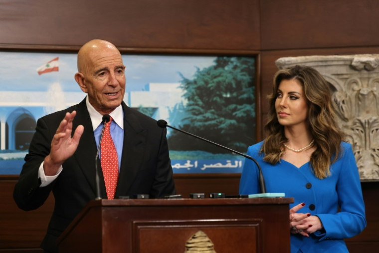 Les émissaires américains Tom Barrack (g) et Morgan Ortagus (d), lors d'une déclaration à l'issue d'une réunion avec le président libanais au palais présidentiel de Baabda, le 26 août 2025 au Liban ( AFP / ANWAR AMRO )