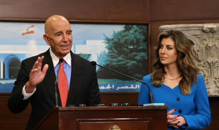 Les émissaires américains Tom Barrack (g) et Morgan Ortagus (d), lors d'une déclaration à l'issue d'une réunion avec le président libanais au palais présidentiel de Baabda, le 26 août 2025 au Liban ( AFP / ANWAR AMRO )