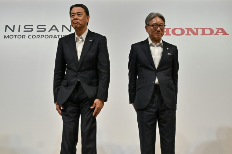 Le patron de Nissan Makoto Uchida et son homologue de Honda Toshihiro Mibe, lors d'une conférence de presse à Tokyo, le 1er août 2024 ( AFP / Richard A. Brooks )
