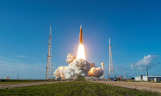 Décollage de la fusée emmenant trois Américains et un Canadien autour de la Lune, au Kennedy Space Center à Cap Canaveral, en Floride, le 1er avril 2026 ( AFP / Jim Watson )