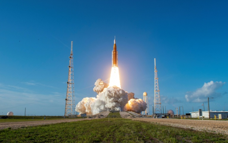 Décollage de la fusée emmenant trois Américains et un Canadien autour de la Lune, au Kennedy Space Center à Cap Canaveral, en Floride, le 1er avril 2026 ( AFP / Jim Watson )