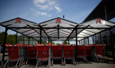 Des chariots sont visibles à l'entrée d'un hypermarché Auchan à Saint-Sébastien-sur-Loire