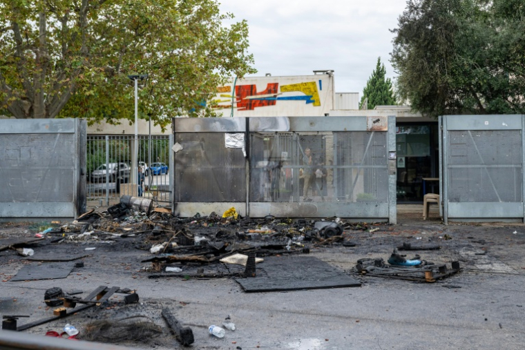 Devant l'entrée du lycée Saint-Exupéry à Marseille le 1er octobre 2026  ( AFP / Miguel MEDINA )