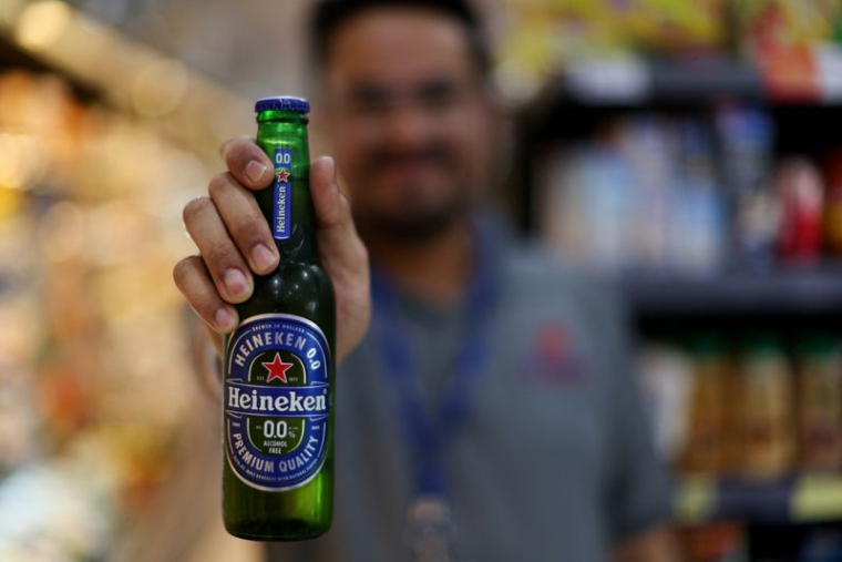 Un vendeur montre une boisson Heineken dans un supermarché au Bahreïn