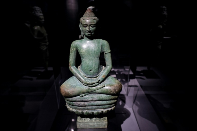 Un bouddha présenté dans le cadre de l'exposition "Bronzes royaux d'Angkor" au musée Guimet à Paris, le 28 avril 2025 ( AFP / STEPHANE DE SAKUTIN )