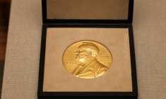 Une médaille du prix Nobel, à Londres, le 6 décembre 2021 ( AFP / ADRIAN DENNIS )