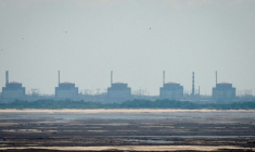Vue de la centrale nucléaire de Zaporijjia depuis la rive du réservoir de Kakhovka à Nikopol