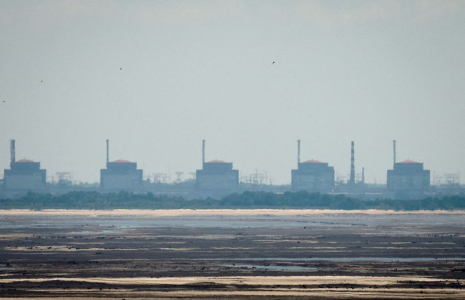 Vue de la centrale nucléaire de Zaporijjia depuis la rive du réservoir de Kakhovka à Nikopol