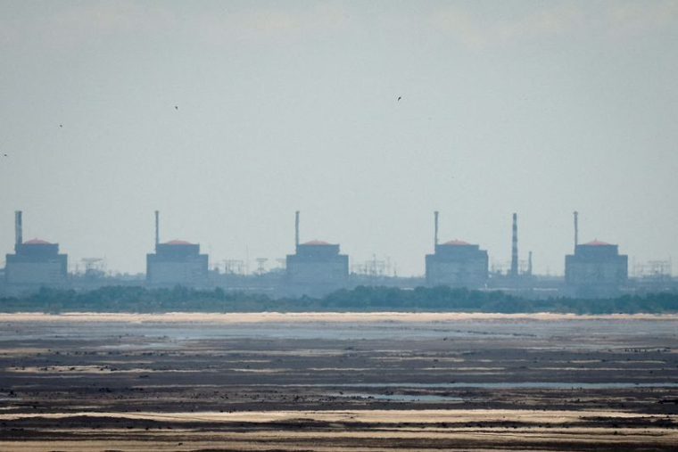 Vue de la centrale nucléaire de Zaporijjia depuis la rive du réservoir de Kakhovka à Nikopol