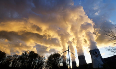 Une éolienne devant une centrale nucléaire à Cruas France