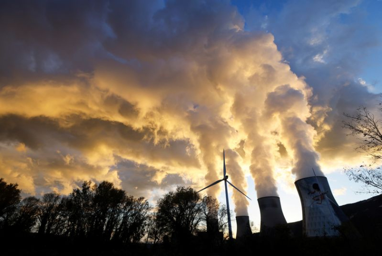 Une éolienne devant une centrale nucléaire à Cruas France