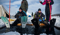 Des plongeurs participent à un stage scientifique de plongée polaire, le 14 mars 2026 sur le lac de Kilpisjärvi, à l'extrême nord-ouest de la Finlande ( AFP / John MACDOUGALL )