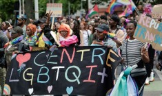 Des participants à la cinquième "marche des fiertés des banlieues", le 7 juin 2025 à La Courneuve, en Seine-Saint-Denis ( AFP / STEPHANE DE SAKUTIN )