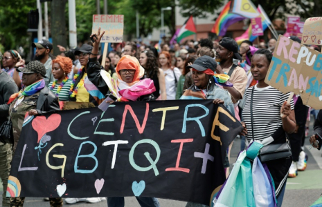 Des participants à la cinquième "marche des fiertés des banlieues", le 7 juin 2025 à La Courneuve, en Seine-Saint-Denis ( AFP / STEPHANE DE SAKUTIN )
