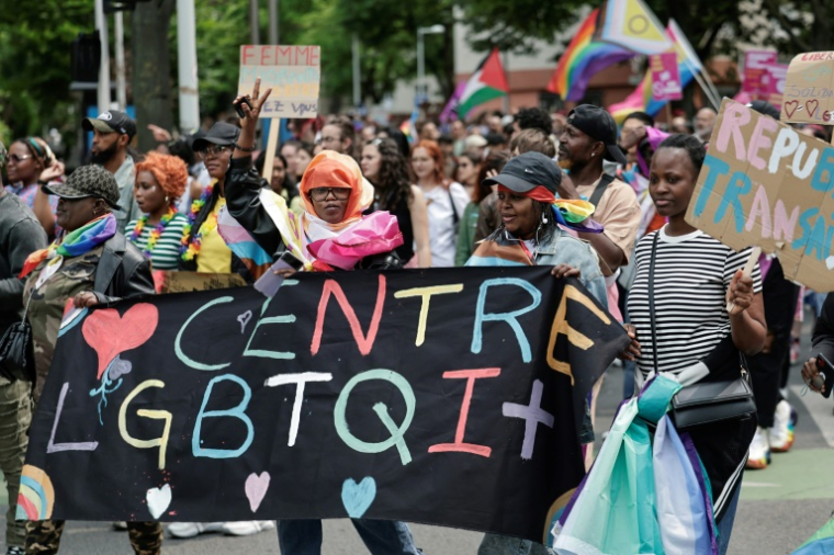 Des participants à la cinquième "marche des fiertés des banlieues", le 7 juin 2025 à La Courneuve, en Seine-Saint-Denis ( AFP / STEPHANE DE SAKUTIN )