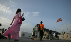 Des personnes arrivent à pied à La Línea de la Concepción, en Espagne, pour entrer dans le territoire britannique de Gibraltar sans contrôles frontaliers, le 15 juillet 2026 ( AFP / JORGE GUERRERO )