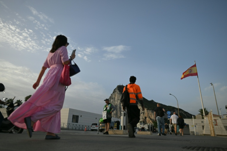 Des personnes arrivent à pied à La Línea de la Concepción, en Espagne, pour entrer dans le territoire britannique de Gibraltar sans contrôles frontaliers, le 15 juillet 2026 ( AFP / JORGE GUERRERO )