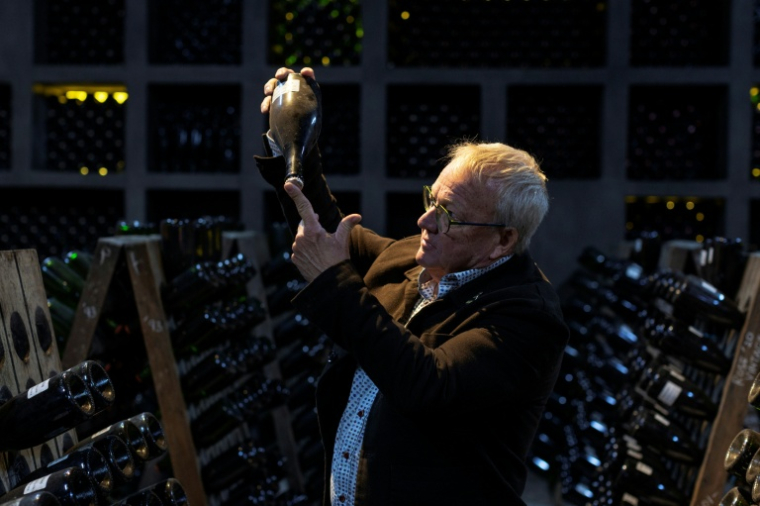 Le directeur général de Graham Beck, Pieter Ferreira, observe un bouteille de Cap Classique, le vin pétillant local à Robertson en Afrique du Sud, le 30 juillet 2025. ( AFP / GIANLUIGI GUERCIA )