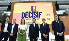 De gauche à droite : Manuel Bompard, coordinateur du parti  La France Insoumise (LFI) ; Fabien Roussel, secrétaire national du Parti communiste français (PCF) ; Marine Tondelier, secrétaire nationale du parti Les Écologistes ; Gabriel Attal, secrétaire général du parti Renaissance; le ministre français de l'Intérieur Bruno Retailleau et le président du parti Rassemblement National (RN) Jordan Bardella participent à la table ronde de clôture de la réunion des entrepreneurs français La REF 2025 au stade Roland-Garros à Paris, le 28 août 2025 ( AFP / Thibaud MORITZ )
