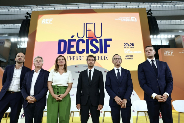 De gauche à droite : Manuel Bompard, coordinateur du parti La France Insoumise (LFI) ; Fabien Roussel, secrétaire national du Parti communiste français (PCF) ; Marine Tondelier, secrétaire nationale du parti Les Écologistes ; Gabriel Attal, secrétaire général du parti Renaissance; le ministre français de l'Intérieur Bruno Retailleau et le président du parti Rassemblement National (RN) Jordan Bardella participent à la table ronde de clôture de la réunion des entrepreneurs français La REF 2025 au stade Roland-Garros à Paris, le 28 août 2025 ( AFP / Thibaud MORITZ )