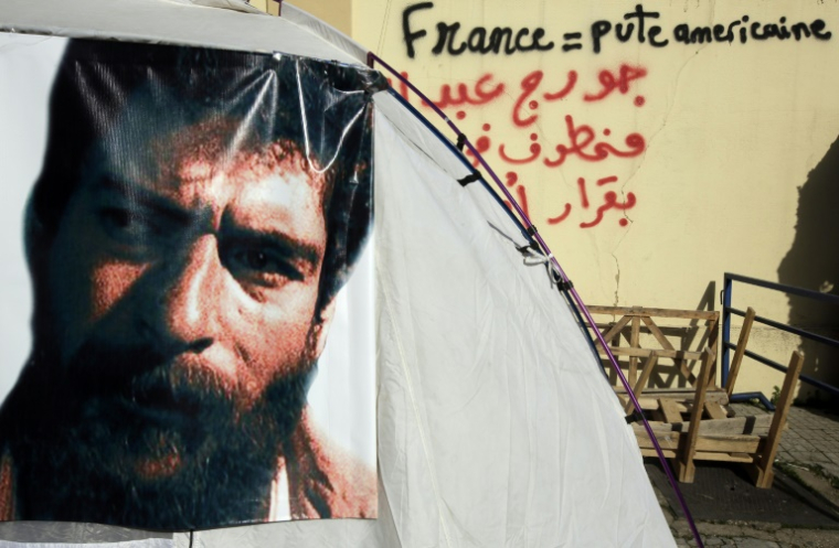 Un portrait du Libanais Georges Ibrahim Abdallah sur une tente installée par ses soutiens devant l'ambassade de France à Beyrouth, au Liban, le 17 janvier 2013 ( AFP / JOSEPH EID )