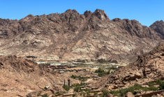 Des hôtels en construction le 6 juillet 2025 à Sainte-Catherine, près du sommet du mont Sinaï, en Egypte ( AFP / Bahira AMIN )