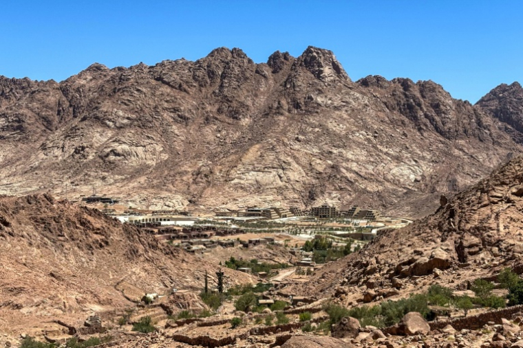 Des hôtels en construction le 6 juillet 2025 à Sainte-Catherine, près du sommet du mont Sinaï, en Egypte ( AFP / Bahira AMIN )