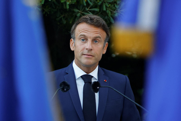 Emmanuel Macron le 19 août à Bormes-les-Mimosas (Var). ( POOL / ERIC GAILLARD )