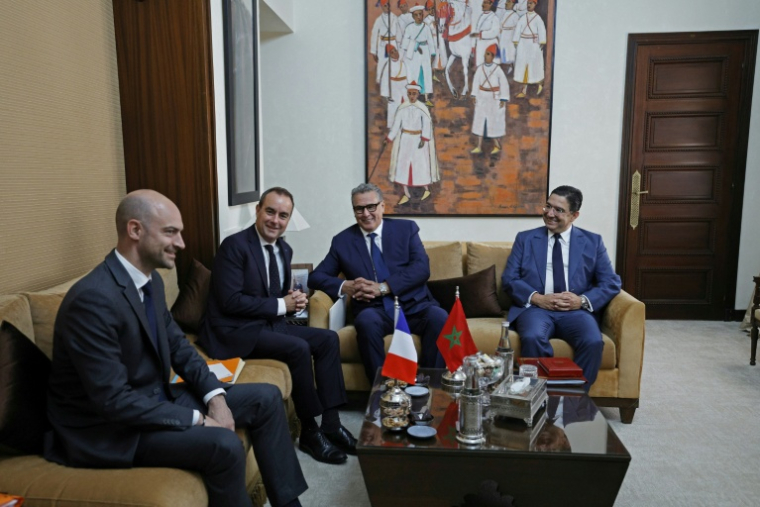 Le Premier ministre français Sébastien Lecornu (2e g) et son homologue marocain Aziz Akhannouch (2e d), le ministre français des Affaires étrangères Jean-Noël Barrot (g) et son homologue marocain Nasser Bourita, lors d'une rencontre à Rabat, le 16 juillet 2026 au Maroc ( AFP / Abdel Majid BZIOUAT )