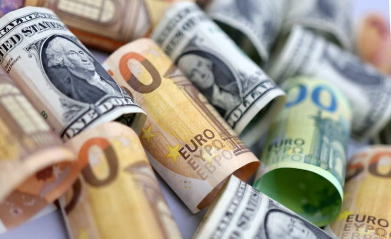 L'illustration montre des billets de banque en dollars américains et en euros