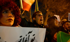 Des Iraniens à l'étranger, ici en Arménie, manifestent leur solidarité avec le peuple iranien, à Erevan, le 15 janvier 2026. ( AFP / KAREN MINASYAN )