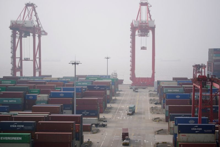Conteneurs au port en eau profonde de Yangshan à Shanghai