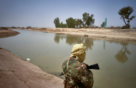 Un soldat malien patrouille à Konna le 20 mars 2021 ( AFP / MICHELE CATTANI )