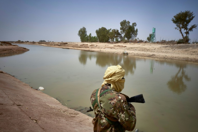 Un soldat patrouille le long d'une rivière à Konna, au Mali, le 20 mars 2021 ( AFP / MICHELE CATTANI )