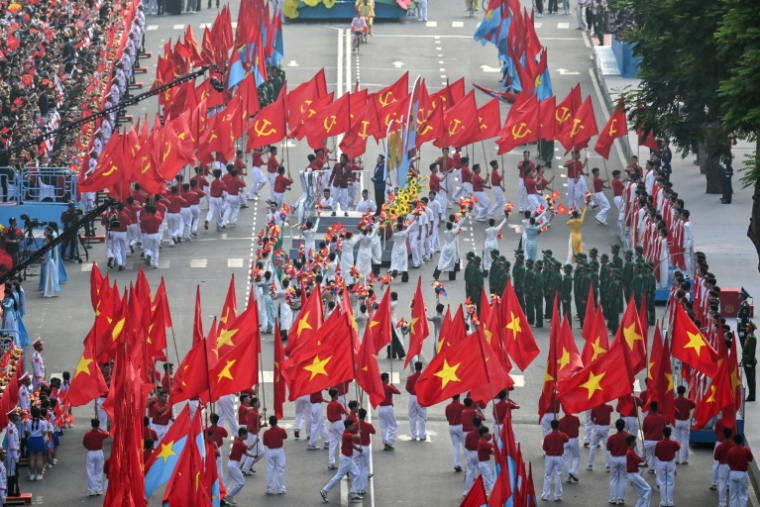 Parade militaire marquant les 50 ans de la chute de Saïgon, le 30 avril 2025 à Ho Chi Minh-ville, au Vietnam ( AFP / NHAC NGUYEN )