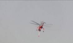 Incendies en Grèce: largages par hélicoptères à Kryo Pigadi