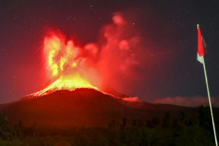 Le mont Lewotobi Laki-Laki, dans l'est de l'Indonésie, entrant en éruption le 1er août 2025 ( Indonesia's Geological Agency / - )
